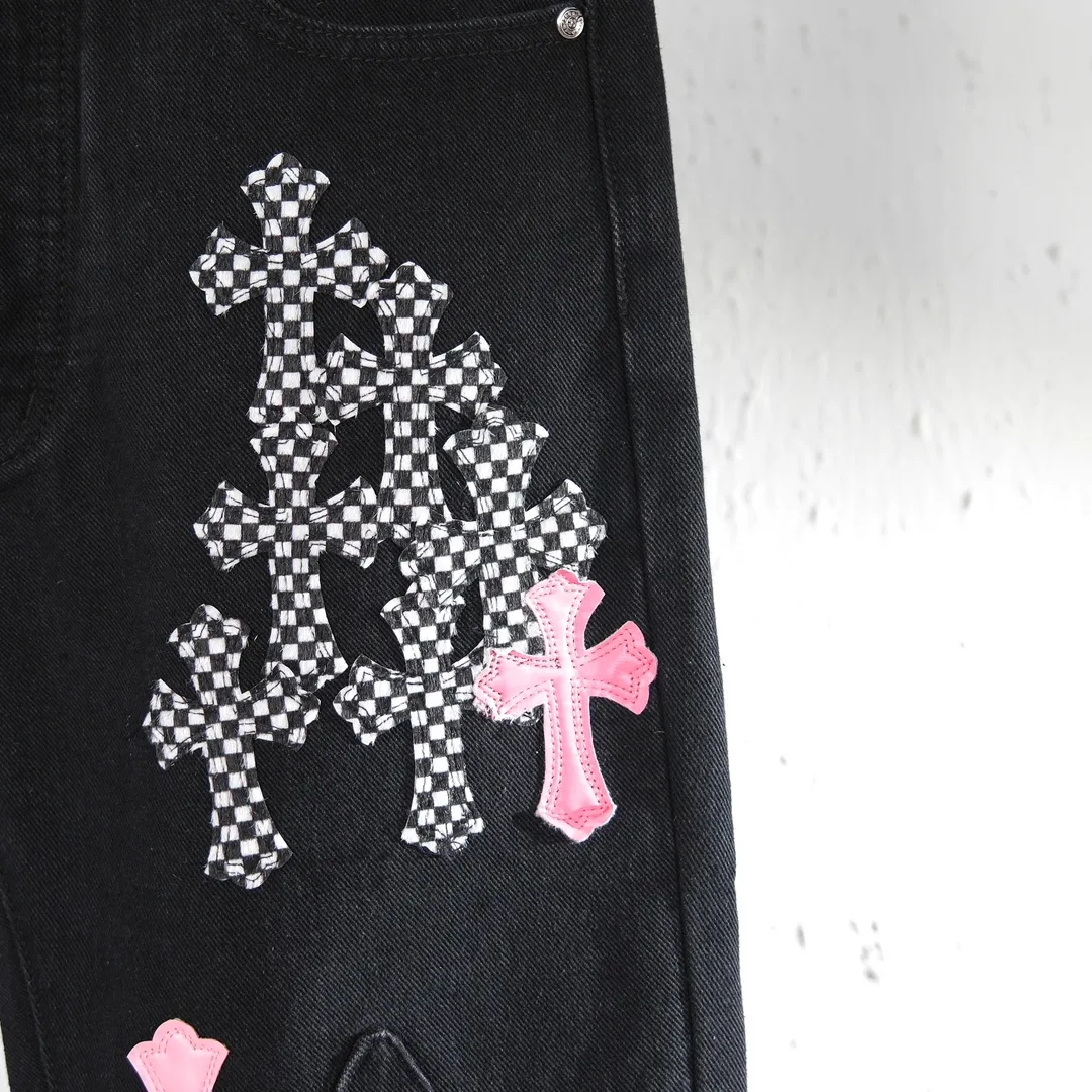 P280 (top version) Chrome hearts new city-limited flame plaid black and pink jeans Chrome hearts city-limited jeans Hardware customization Original development vintage levis American-made 501 black and gray base remake Levi's American-made 501 base imported sheepskin 925 silver remake [Top heavy industry fashion design] Consistently high-street luxury style. Speaking of this style, the Zangyin family and GU family are definitely the leading representative brands. Especially the Zangyin family has really achieved a state-of-the-art effect in creating high-street style. The unique washed material is used to create this style. The color system is already quite eye-catching. After it is decorated with patchwork cross flowers, it cleverly highlights the charm of the brand. Secondly, this style uses classic The high-waist cutting design highlights the long legs and fashionable temperament of the upper body. The brand is highly recognizable and the slim fit configuration is more suitable for daily wear. It is a product that interprets personality, fashion, and specifications at a glance. This single product is enough to make any fan excited. It can be a white T-shirt for a youthful college style, or a tight suspender for a royal style. It has strong matching ability and can be easily controlled by men.  [Materials and craftsmanship] Needless to say, this point goes without saying. As an excellent craftsman brand, Zangyin’s requirements for details and craftsmanship are really perfect. The washed color of this model has gone through so many processes, not to mention the embellishment of denim appliques. It is also purely hand-made and sewn. Just like what they believe in, only hand-made things have soul and have the meaning of wear. A top-notch heavy-duty fashionable denim item, I look forward to your perfect interpretation! !  Color: Black Size: S M L XL